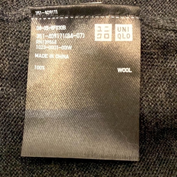 Men’s Uni Qlo Gray V Neck 100% Wool Sweater Size Large - Picture 6 of 7